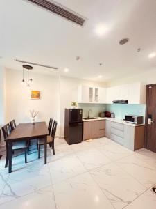 una cucina e una sala da pranzo con tavolo e sedie di Vinhomes Grand Park the Beverly a Gò Công