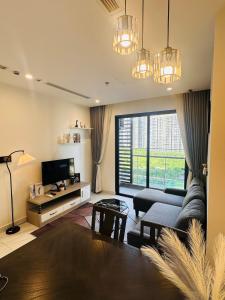 un soggiorno con un divano e una TV di Vinhomes Grand Park the Beverly a Gò Công