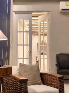 een woonkamer met een bank en een stoel bij Casa Rocka Boutique Breakfast & Beach Club included in Isla Mujeres