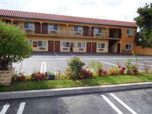 an empty parking lot in front of a hotel at Diamond Inn in Inglewood