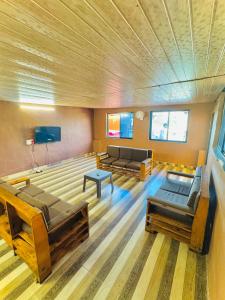 Großes Zimmer mit 2 Betten und einem Sofa in der Unterkunft empire villa in Malavli