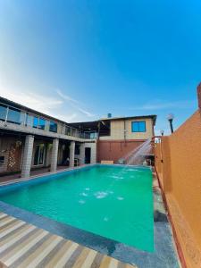 een zwembad in het midden van een gebouw bij empire villa in Malavli