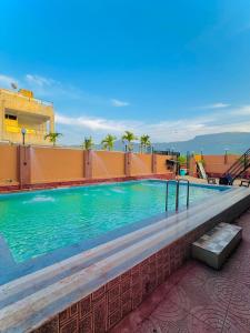 ein Swimmingpool auf einem Gebäude in der Unterkunft empire villa in Malavli