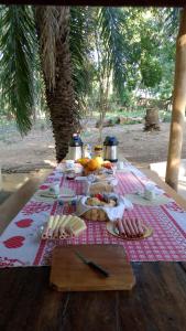 un tavolo da picnic con cibo sopra di Castelo dos Caramujos a Anastácio Altre 6 foto