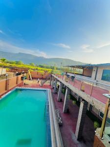 een bovenaanzicht van een zwembad in een resort bij empire villa in Malavli