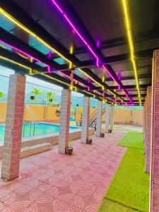 een zwembad met paarse lampen aan het plafond bij empire villa in Malavli +28 foto's