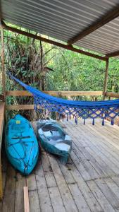 due kayak e un'amaca su un ponte di Castelo dos Caramujos a Anastácio