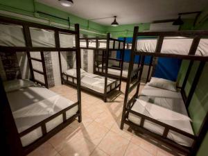 Giường trong phòng chung tại Dee-maak Hostel