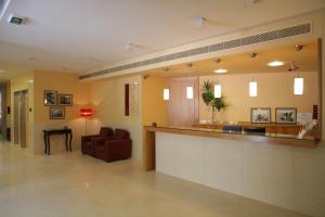 a lobby of a hospital with a chair and a counter at Hotel do Lago in Braga