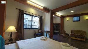 En eller flere senge i et værelse på The Bamboo Haven one bed room apartment