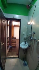 Et badeværelse på The Bamboo Haven one bed room apartment