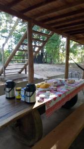 un tavolo da picnic con cibo sopra di Castelo dos Caramujos a Anastácio