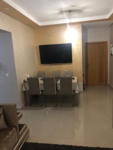 een vergaderzaal met een tafel en stoelen en een televisie bij La perle de tanger in Tanger