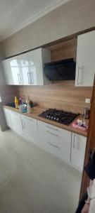 een keuken met een aanrecht met een fornuis bij La perle de tanger in Tanger +3 foto's