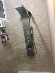 een douche in een badkamer met een slang bij La perle de tanger in Tanger