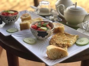 ein Teller mit belegten Brötchen und eine Schüssel Obst in der Unterkunft Bamboo Numerik in Cotonou + 25 Fotos