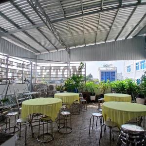 een groep tafels en stoelen in een gebouw bij Thanh Hằng Homestay in Can Tho