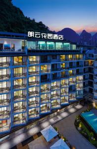 Nespecifikovaný výhled na hory nebo výhled na hory při pohledu z hotelu