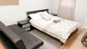 een slaapkamer met een bed met een bank erin bij warm heart toronto in Toronto +8 foto's