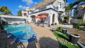 Bazén v ubytování palmiste villa nebo v jeho okolí