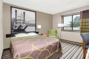Habitación de hotel con cama y ventana en Super 8 by Wyndham Green Bay Near Stadium en Green Bay