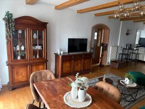 uma sala de estar com uma mesa e cadeiras de madeira em MPK Motorsport Apartment em Waldsassen mais 7 fotografias