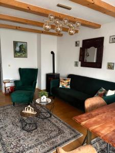 uma sala de estar com um sofá verde e uma mesa em MPK Motorsport Apartment em Waldsassen