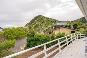 een uitzicht vanaf het balkon van een huis met een berg bij Sea View Batch in Takaka