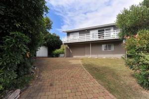 een huis met een stenen oprit ervoor bij Sea View Batch in Takaka