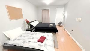 een kleine kamer met een bed en een bank bij warm heart toronto in Toronto