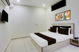 Ένα ή περισσότερα κρεβάτια σε δωμάτιο στο Hotel O Lohgarh Road Zirakpur Formerly JB Plaza