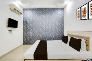 Ένα ή περισσότερα κρεβάτια σε δωμάτιο στο Hotel O Lohgarh Road Zirakpur Formerly JB Plaza +23 φωτογραφίες