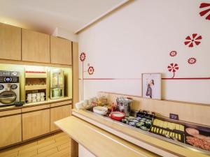 Η κουζίνα ή μικρή κουζίνα στο Ibis Sarlat Centre