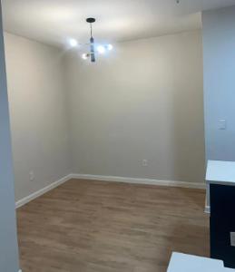 una stanza vuota con una parete bianca e un soffitto di Riata Apartments a Dallas