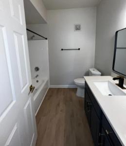 un bagno bianco con un water e un lavandino di Riata Apartments a Dallas