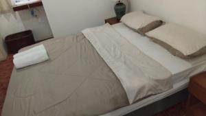 Cette chambre comprend un grand lit avec un couvre-lit blanc. dans l'établissement Mountain View, à Ao Nang Beach