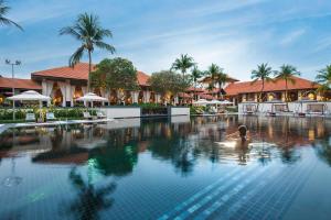 新加坡Sofitel Singapore Sentosa Resort & Spa的度假酒店游泳池内的人