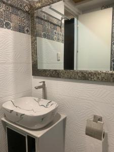 een badkamer met een wastafel en een spiegel bij Centrio Tower New Condo unit 2 in Cagayan de Oro