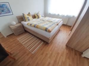 una camera con letto e pavimento in legno di FeWo-Kerstin, Malchin a Malchin