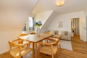 een eetkamer met een tafel en stoelen bij Vertical Suite Modern 3 Bedroom Apartment near Central Station in Zürich +27 foto's