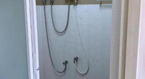 Ванная комната в Capital O 75406 Hotel M Rojana +74 фотографии