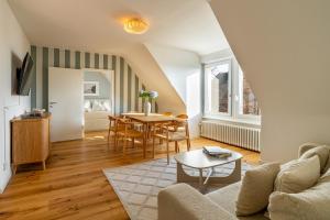 een woonkamer met een bank en een tafel bij Vertical Suite Modern 3 Bedroom Apartment near Central Station in Zürich