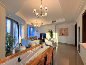een woonkamer met een bank en een tafel bij ULTRA LUXURY 2BR Apartment in Downtown in Dubai