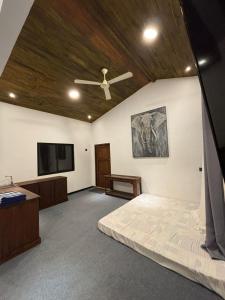 een slaapkamer met een bed en een flatscreen-tv bij Eleven 11 resort in Tangalle