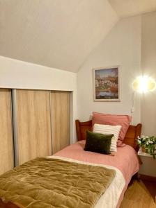 En eller flere senge i et værelse på Double J - Omaha beach