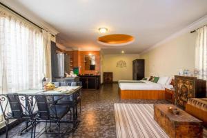 um quarto de hotel com uma cama e uma sala de estar em Boudha Orange Hotel em Catmandu