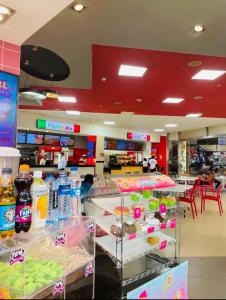 ein Fast-Food-Restaurant mit einer Auswahl an Speisen in der Unterkunft Sunny Charm Studio Wi-fi & Netflix in Nairobi