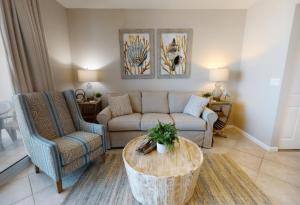 un soggiorno con un divano e un tavolo di Beach Club Condos a Gulf Shores