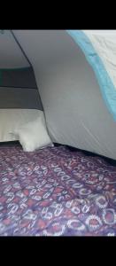 Giường trong phòng chung tại Caravan camping