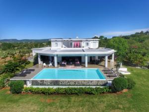 拉斯加勒拉斯的住宿－Villa Salamandra，享有带游泳池的房屋的空中景致